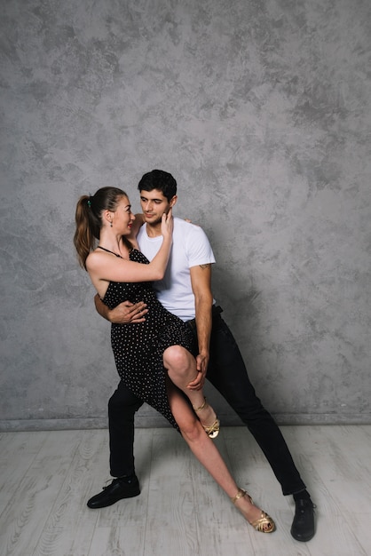 Gratis foto jonge danspartners dansen tango