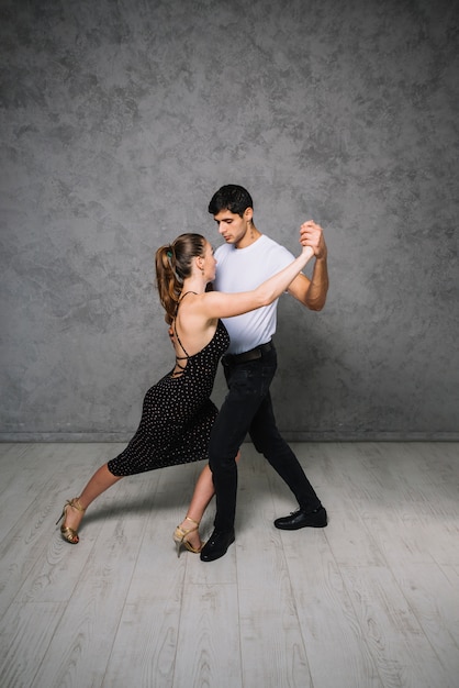 Jonge danspartners dansen tango