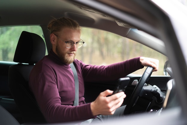 Gratis foto jonge digitale nomade op reis in de winter