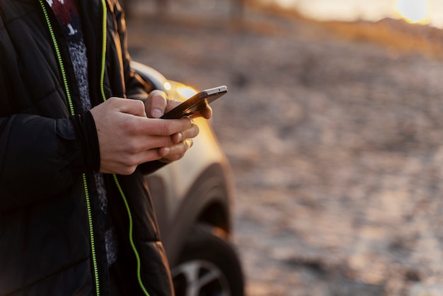 Gratis foto jonge digitale nomade op reis in de winter