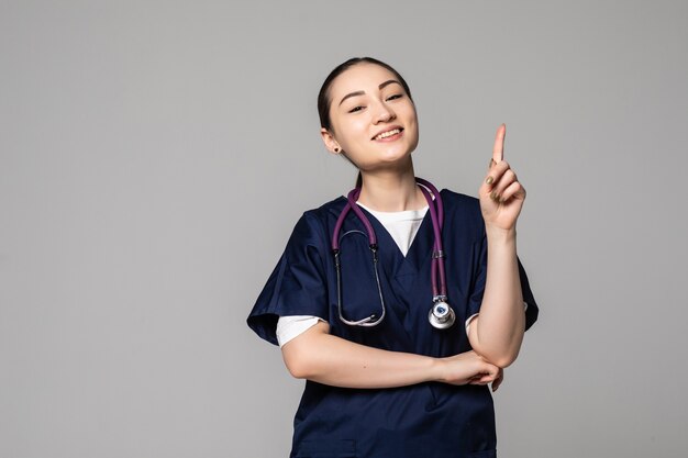 Jonge dokter Chinese vrouw geïsoleerd met een idee