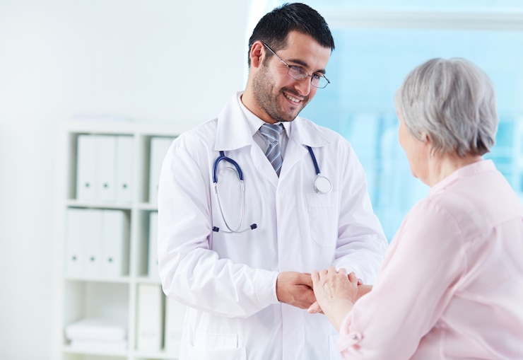 Gratis Foto jonge dokter die zijn patiënt steunt