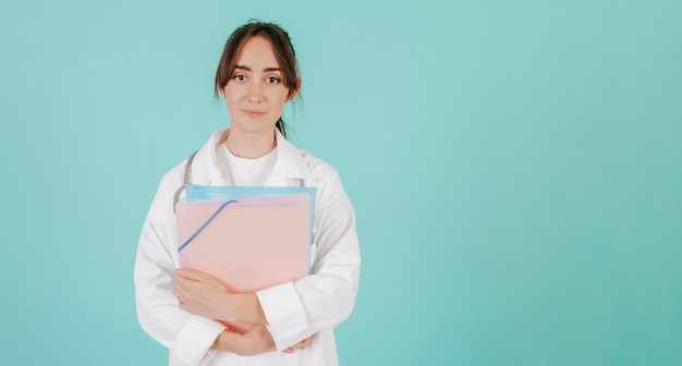 Jonge dokter met papieren