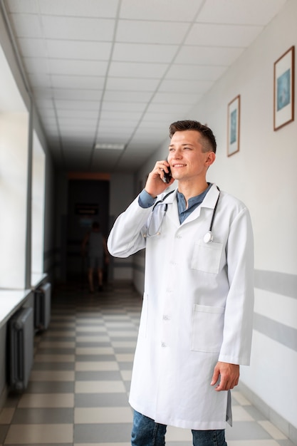 Jonge dokter praten over telefoon