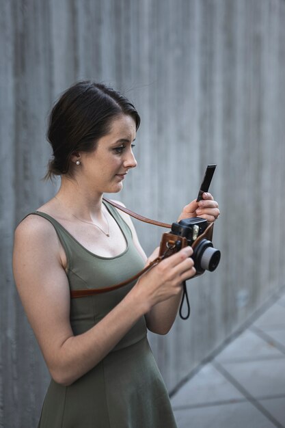 Jonge donkerbruine vrouw die de camera bekijkt