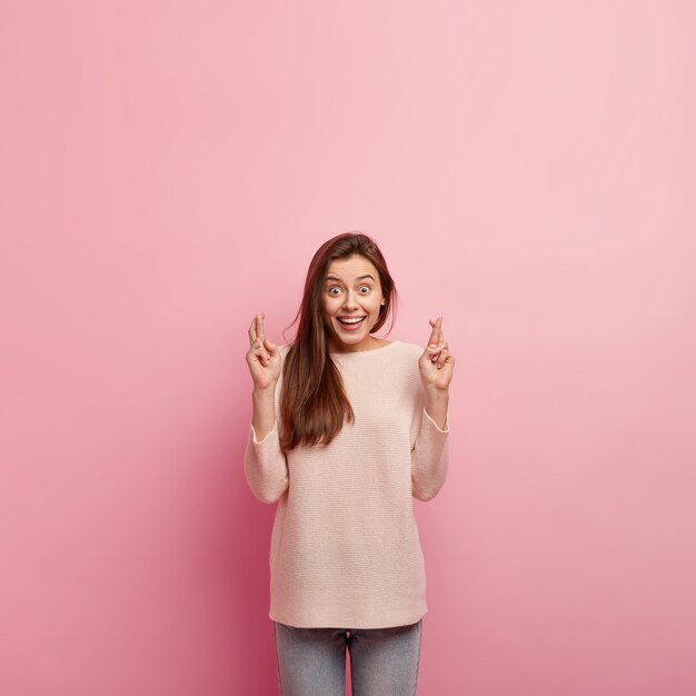 Jonge donkerbruine vrouw in jeans en sweater