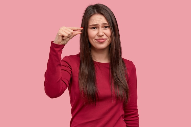 Jonge donkerbruine vrouw in rode blouse