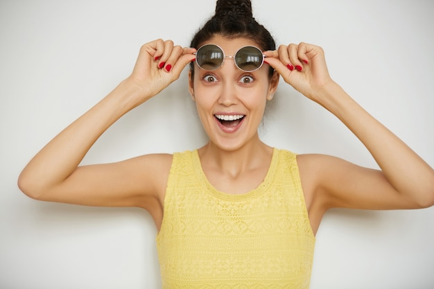 Gratis foto jonge donkerbruine vrouw met zonnebril