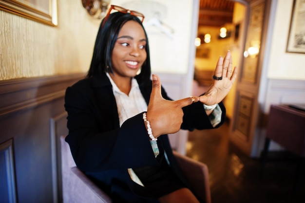 Jonge doofstomme Afro-Amerikaanse vrouw die gebarentaal gebruikt
