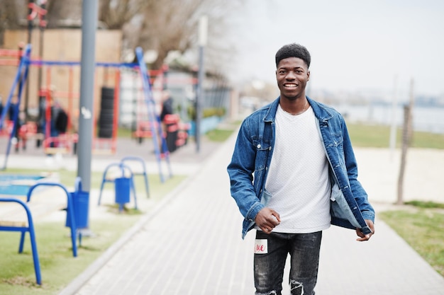 Jonge duizendjarige Afrikaanse jongen in de stad Gelukkig zwarte man in jeans jasje Generation Z concept
