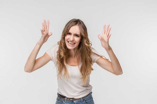 Jonge emotionele verrast vrouw