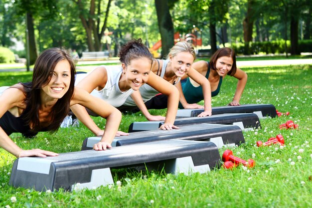 Jonge en aantrekkelijke dames fitness oefeningen doen