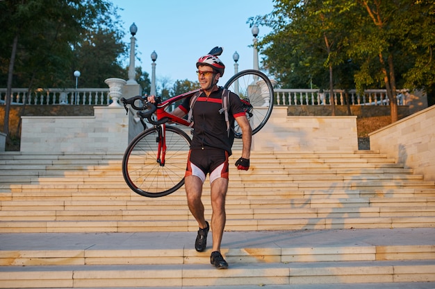 Jonge en energieke fietser in het park