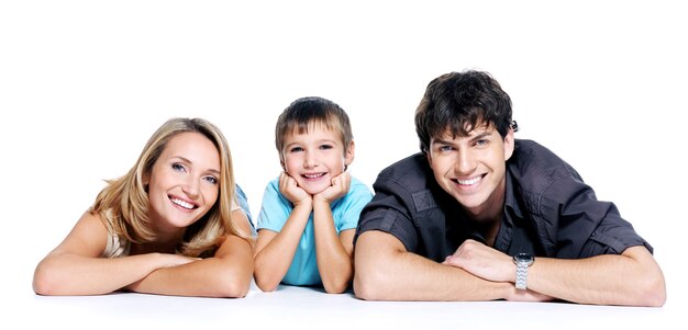 Jonge en gelukkige familie met kind poseren op witte ruimte