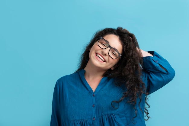 Jonge en mooie vrouw die het leven viert