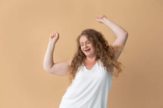 Jonge en mooie vrouw die het leven viert