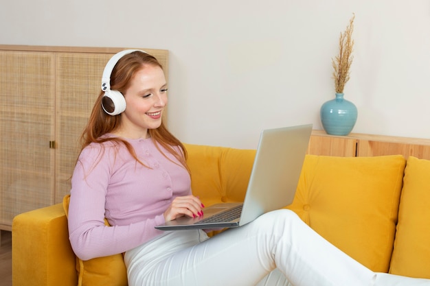 Jonge en mooie vrouw die online vergadert