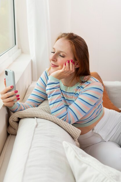 Jonge en mooie vrouw die online vergadert