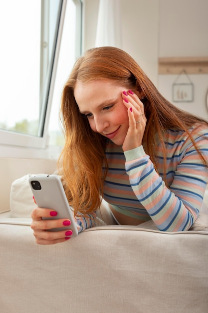 Jonge en mooie vrouw die online vergadert