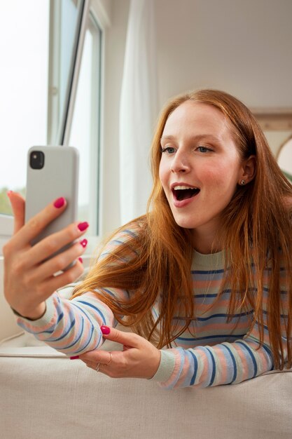 Jonge en mooie vrouw die online vergadert