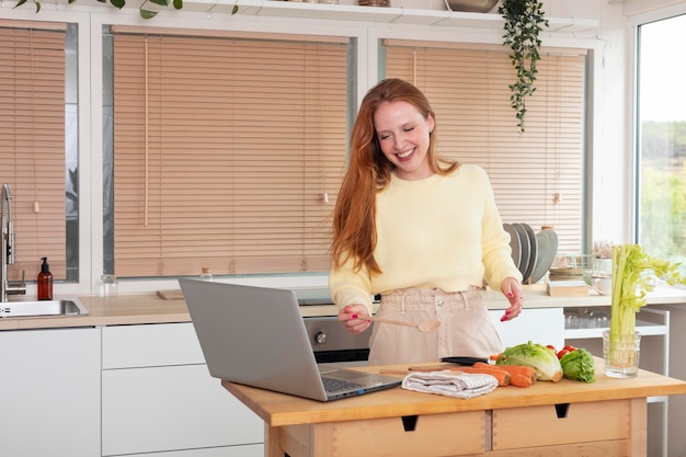 Gratis foto jonge en mooie vrouw die online vergadert