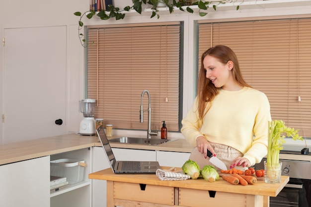 Jonge en mooie vrouw die online vergadert