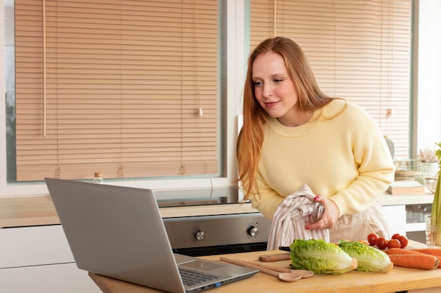 Jonge en mooie vrouw die online vergadert