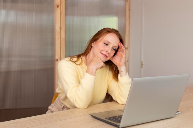 Jonge en mooie vrouw die online vergadert