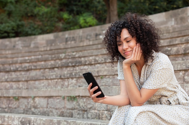 Jonge en mooie vrouw die online vergadert