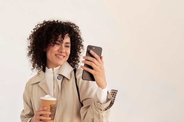 Jonge en mooie vrouw die online vergadert