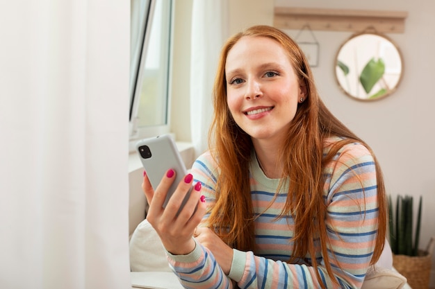 Jonge en mooie vrouw met online ontmoeting