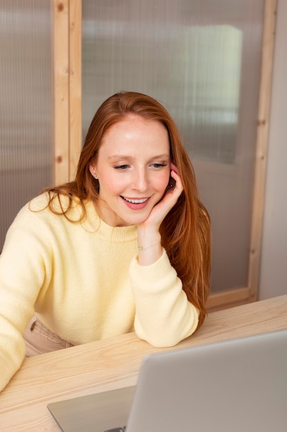 Jonge en mooie vrouw met online ontmoeting