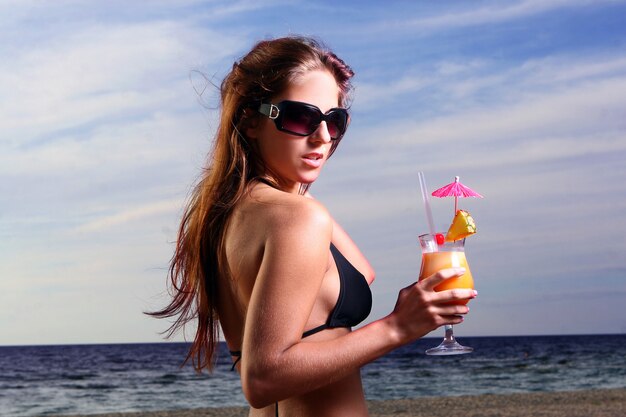 Jonge en mooie vrouw op het strand