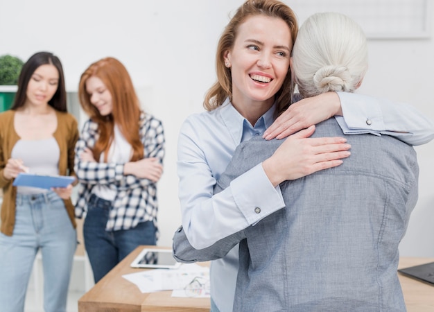 Jonge en senior vrouw knuffelen elkaar