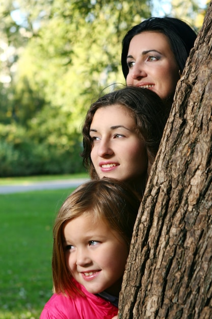 Jonge familie die gezonde wandeling neemt door de herfstpark