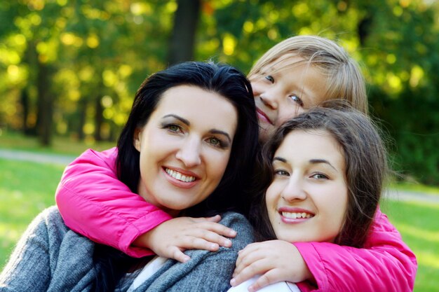 Jonge familie die gezonde wandeling neemt door de herfstpark