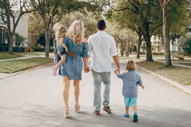 Jonge familie op de straat