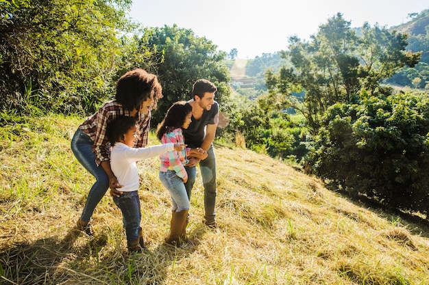 Gratis foto jonge familie op zonnige heuvel