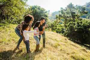 Gratis foto jonge familie op zonnige heuvel