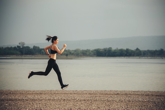 jonge fitness vrouw runner