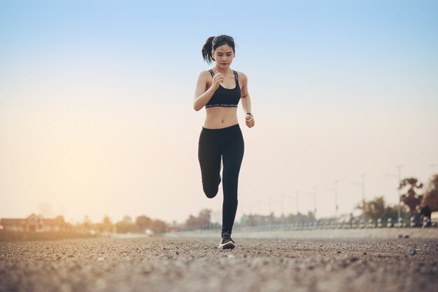 jonge fitness vrouw runner