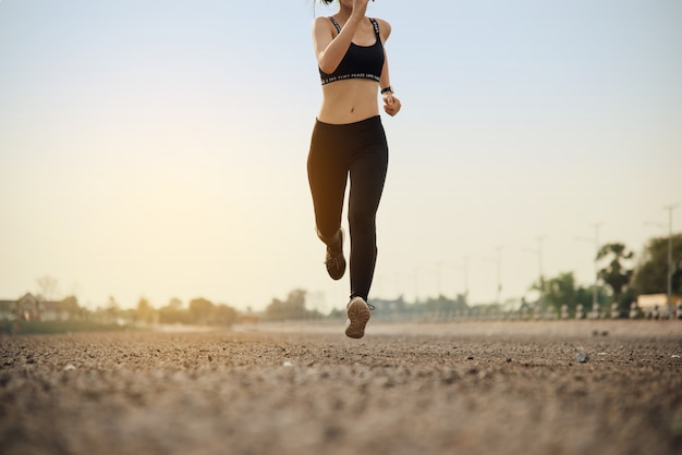 Gratis foto jonge fitness vrouw runner