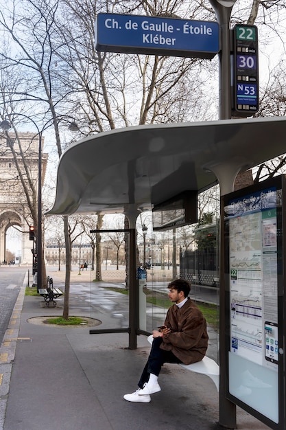 Jonge franse man wacht op het station op de bus