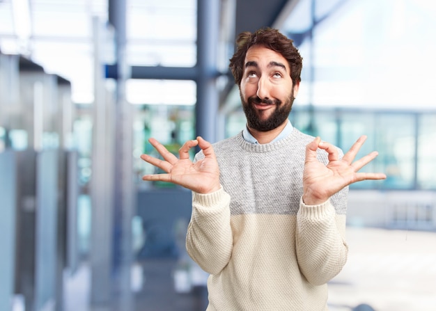 Jonge gek man gelukkige uitdrukking