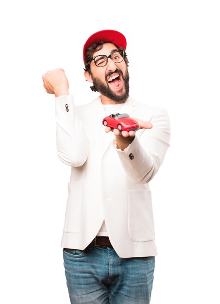 Jonge gekke zakenman met een rode auto speelgoed