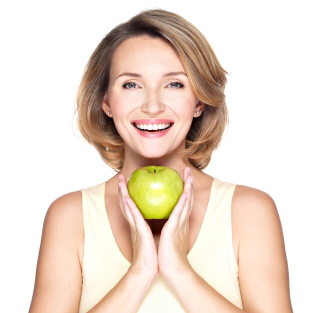 Jonge gelukkig lachende vrouw met groene appel - geïsoleerd op wit.