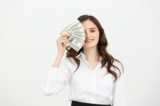 Gratis foto jonge gelukkig zakenvrouw met dollars in de hand geïsoleerd op witte achtergrond