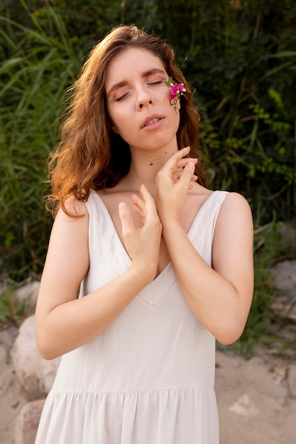 Jonge gelukkige vrouw poseren met bloemen