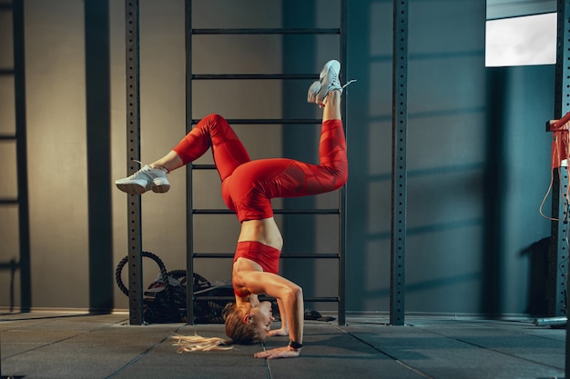 Jonge gespierde vrouw oefenen in de sportschool