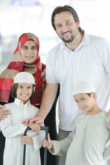 Jonge gezinspassagiers die op de luchthaven reizen